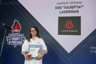 Девушка с дипломом и наградой LASERWAR
